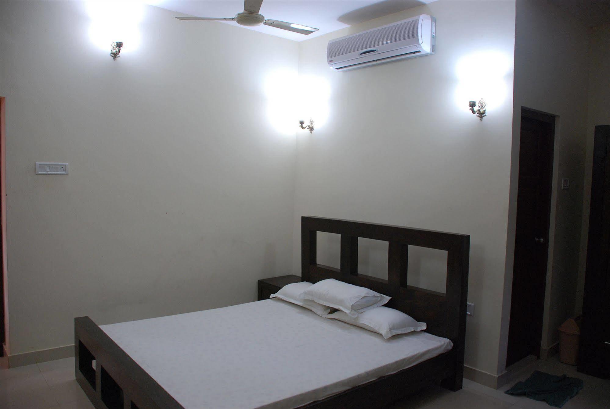 Oyo Home 63551 Pleasant Stay Near Fort Kochi Beach Exterior photo